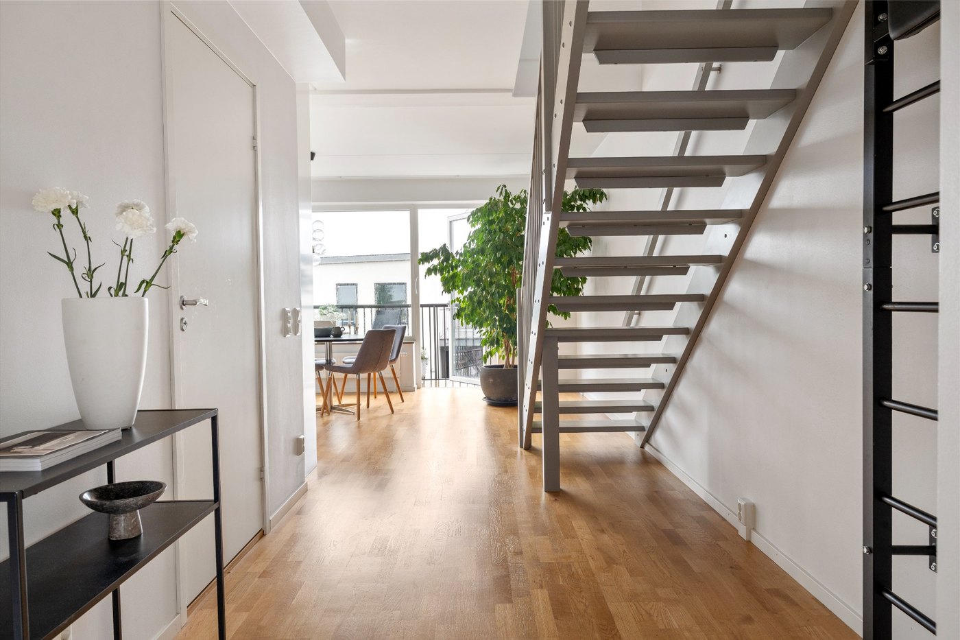 Staircase & Hallway real estate photo editing portfolio